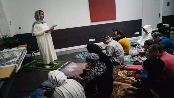 جدل واسع بعد إقامة أول صلاة جمعة مختلطة في باريس بإمامة “كاهنة”