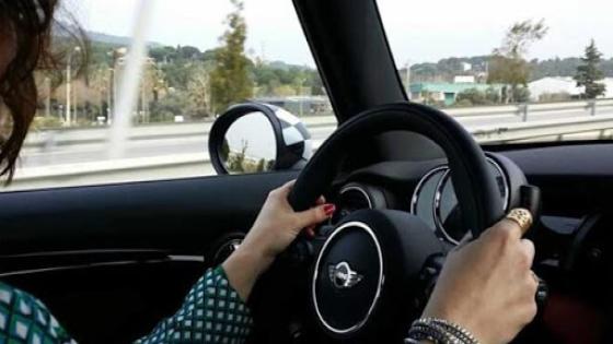 تحرش شرطي مرور بفتاة أثناء قيامه بوظيفته يعجّل باعتقاله..