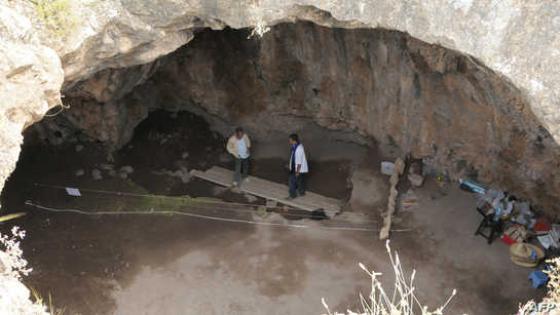Abdelouahed Ben-Ncer (L) and Youssef Bokbot (R), members of a Moroccan archaeology team, discuss next to the 5000 year old human skeletons they discovered in a grotto near Khemisset (80km east of Rabat) on May 8, 2010. AFP PHOTO / ABDELHAK SENNA (Photo by ABDELHAK SENNA / AFP)